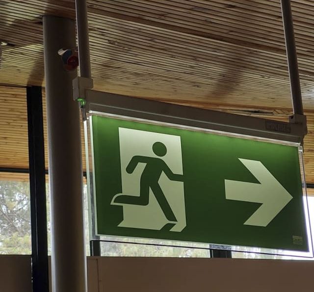 Todo lo que debes conocer sobre la señalización de escaleras