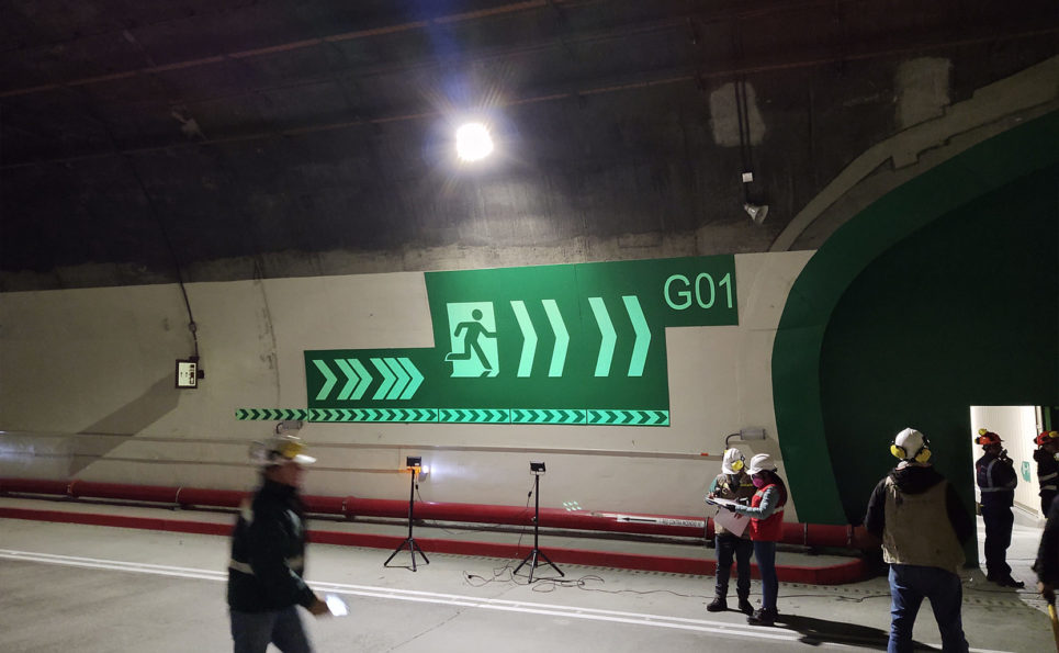 Señalización de seguridad fotoluminiscente para túneles carreteros y ferroviarios